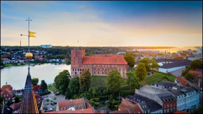 Kolding, peuplée de 60 000 habitants, est une ville d'/du / de