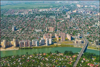 Ville russe de 900 000 habitants, située au sud du pays, dans le Kouban, à proximité de la mer d'Azov et de la mer Noire :