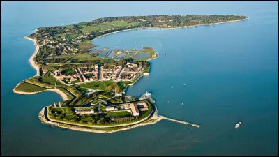 Pendant que nous sommes dans ce département, à côté de quel fort très connu se situe l'île d'Aix ?