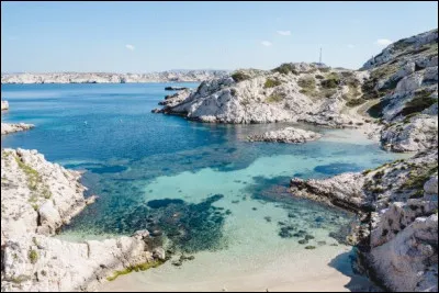 Allons trouver un peu plus de soleil du côté de Marseille ! Laquelle de ces îles ne fait pas partie des Calanques ?
