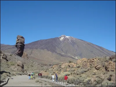 Direction l'île de Ténérife ! C'est l'île la plus peuplée des Canaries avec 917 840 habitants. C'est aussi la plus haute. À combien culmine le Teide, plus haut sommet de l'île ?