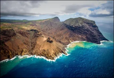 Quel est le nom de cette île d'Afrique du Sud-Ouest, lieu d'exil de Napoléon Ier, qui abrite aussi un volcan, la capitale Jamestown et plus de 4 000 habitants ?