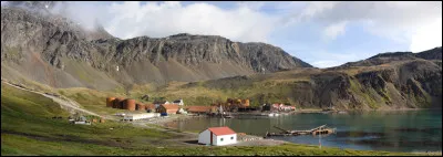 Quel est le nom de ce territoire britannique austral contenant deux archipels revendiqués par l'Argentine, sans oublier une population d'environ 35 habitants ?