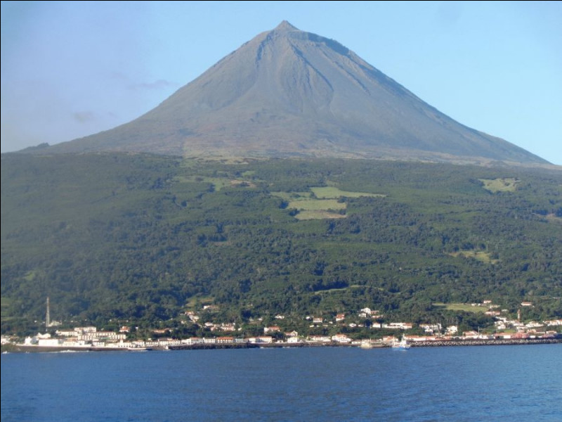 Voici l'île de Pico et son volcan, point culminant du Portugal. Quelle est l'altitude de ce sommet ?