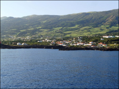 De combien d'îles l'archipel des Açores se compose-t-il ?