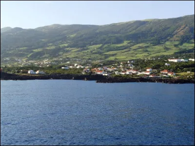 De combien d'îles l'archipel des Açores se compose-t-il ?