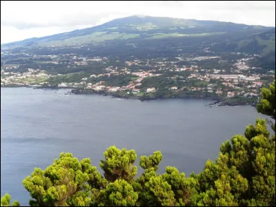 Un peu de sport pour terminer. Quel est ce joueur de football, ancien avant-centre de l'équipe nationale portugaise, originaire de Ponta Delgada et surnommé "l'Aigle des Açores" ?