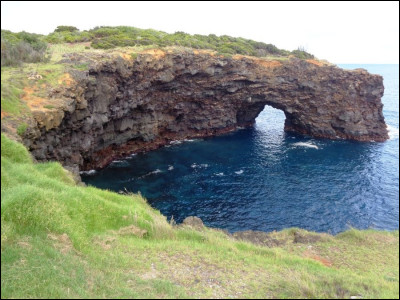 Quelle île est la plus vaste de l'archipel et abrite sa capitale, Ponta Delgada ?