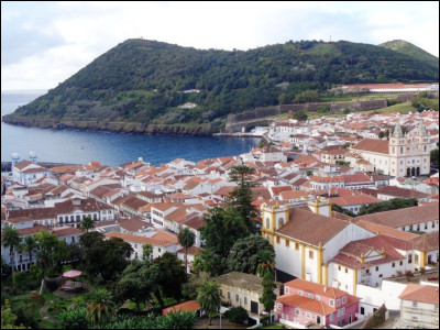 Voici la deuxième ville açorienne, mais aussi la plus belle et la plus riche sur le plan culturel avec son centre historique à l'architecture remarquable classé au Patrimoine mondial de l'Unesco. Elle est la principale ville de l'île de Terceira. Où sommes-nous ?