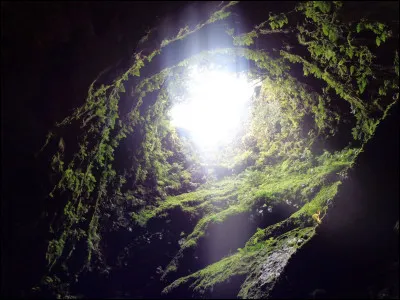 Quel est ce volcan éteint de l'île de Terceira, principale attraction touristique de l'île, dans lequel il est possible de descendre le long de la cheminée jusqu'à se promener dans l'ancienne chambre magmatique ?