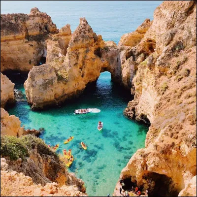 Lagos est une ville située au bord de l'Atlantique au Nigeria. 
Lagos est une ville du Portugal située au sud du pays. 
Quelle ville est située en plein milieu d'un lagon ?
