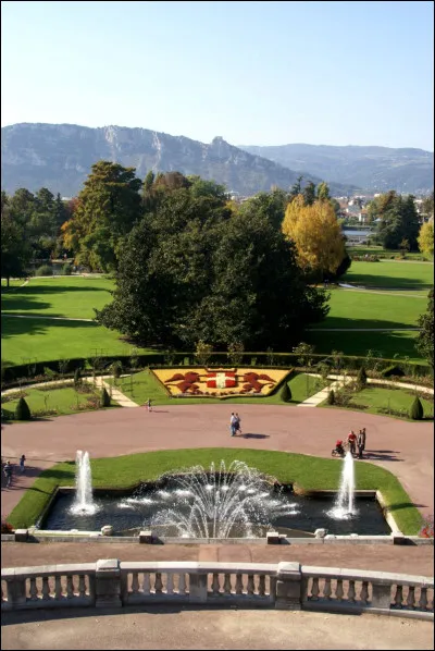 Valence est une ville située en Espagne, bordée par la Méditerranée. 
Valence est une ville de France située en Auvergne-Rhône-Alpes.
Laquelle est la plus grande en terme de superficie ?