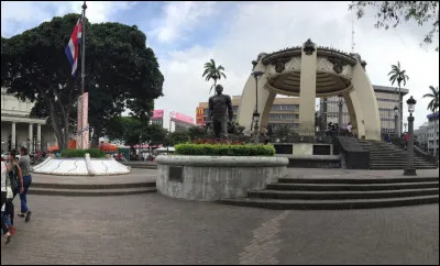 San José est une ville de la Californie aux États-Unis.
San José est la capitale du Costa Rica, elle se situe au centre du pays.
San José est une ville située au sud de l'Espagne. 
Laquelle est la plus peuplée ?