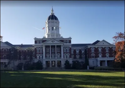 Columbia est une ville du Missouri aux États-Unis.
Columbia est une ville située dans l'Illinois aux États-Unis. 
Colombia est une ville américaine située en Caroline du Sud.
Quelle ville est la plus peuplée ?