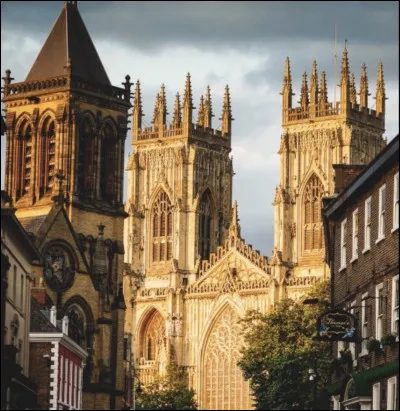 York est une ville anglaise située au nord du pays.
La deuxième York est américaine et se situe en Pennsylvanie.
La dernière York se situe dans le Maine aux États-Unis. 
Quelle ville est la plus peuplée ?