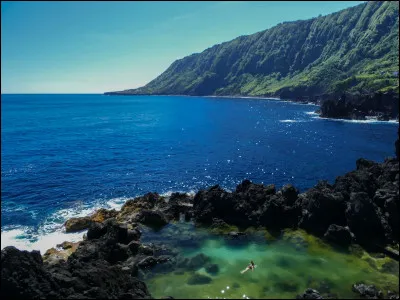 Sa plus proche &icirc;le voisine est S&atilde;o Jorge.