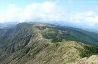 Le point culminant de l'&icirc;le est le Pico da Vara &agrave; plus de 1 100 m&egrave;tres d'altitude.