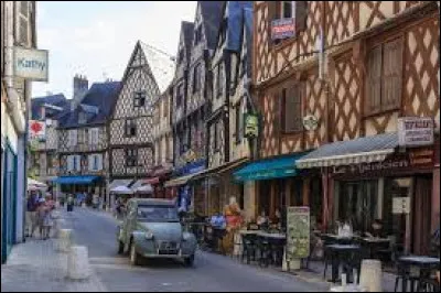 Dans quel département se trouve la ville de Bourges ?