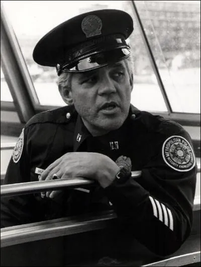 Dabord Lieutenant puis Capitaine, souvent bouc missaire (mrit) des cadets, il est :