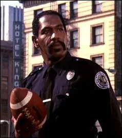 Ancien fleuriste, ce gant au grand coeur est :