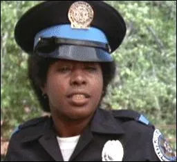 Petite flicette discrte mais sachant donner de la voix quand il faut, elle est :