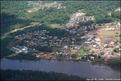 Dans quel département se situe la ville de Roura ?