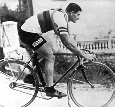 Il a été le premier à décrocher trois titres de champion du monde : quel est cet italien, sacré en 1927, 1930 et 1932 ?