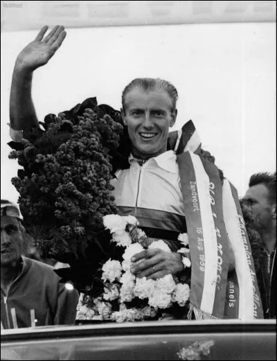 Il a été champion du monde en 1959, et il est aussi, avec quatre podiums dont trois consécutifs, le plus titré les Français :