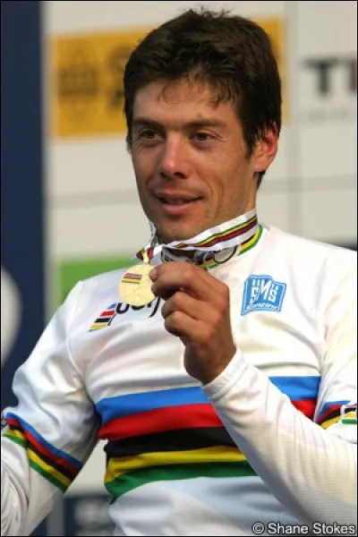 Il est le deuxième espagnol à remporter le titre mondial et il rejoint le groupe des triples champions, avec ses trois victoires en 1999, 2001 et 2004 :