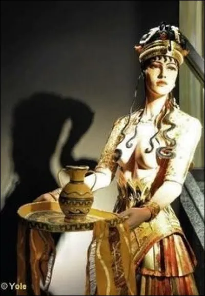 Son épouse et reine, tomba amoureuse d'un superbe taureau que son royal époux devait sacrifier à Poséidon. Qui est-elle ?