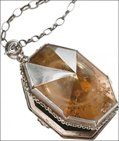 Quelles sont les initiales sur le papier ?