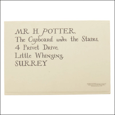 Qui vient donner la lettre à Harry Potter ?