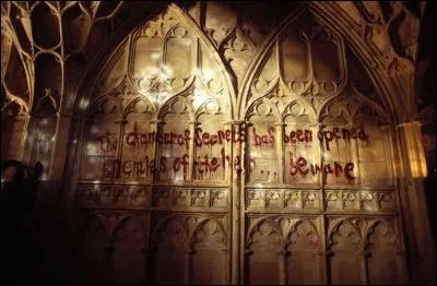 Qui a écrit sur les murs avec du sang ?