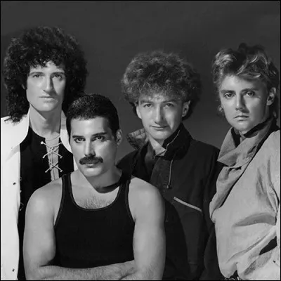 Formé en 1970, ce groupe de rock britannique est devenu l'un des plus grands groupes de rock. Le groupe n'a jamais arrêté sa carrière. Farrokh Bulsara alias Freddie Mercury, le chanteur du groupe, est mort le 24 novembre 1991 du sida. Parmi leurs plus grands titres, on peut citer "Bohemian Rhapsody" (1975), "We Will Rock You" et "We Are the Champions" (1977).