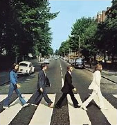 Certes, c'était plutôt un groupe de pop et de rock'n'roll. Effectivement, leur carrière a plutôt été dans les années 1960 puisque le groupe a joué de 1957 à 1970. De plus, ce groupe se nommait The Quarrymen avant d'utiliser le nom que nous connaissons tous. Mais on ne pouvait pas les oublier.