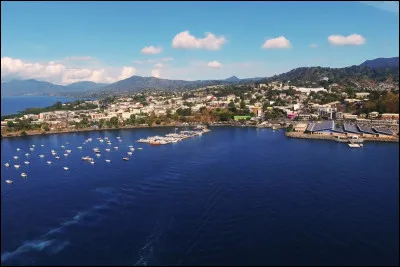 Est-ce que Mamoudzou a un accès à la mer ?