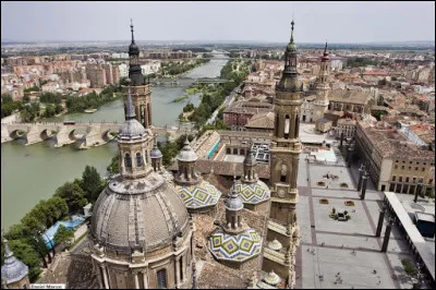 Vous allez vers le sud, en Espagne, dans la capitale de l'Aragon, traversée par l'Ebre ...