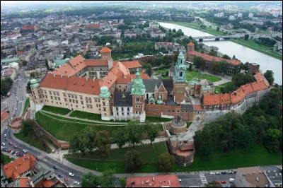 Dirigez vous vers le nord, dans cette ville polonaise, ancienne capitale située au bord de la Vistule, aujourd'hui deuxième ville du pays, connue pour les monuments de la colline du Wawel ...