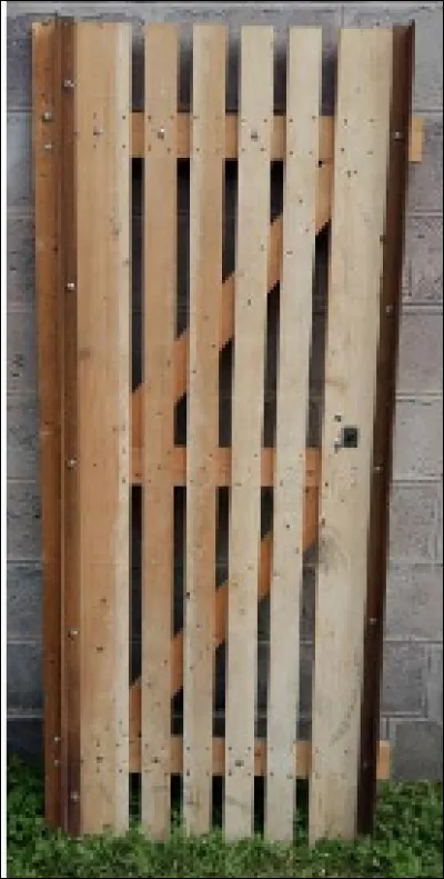 Quelle est cette porte composée de lames espacées ?