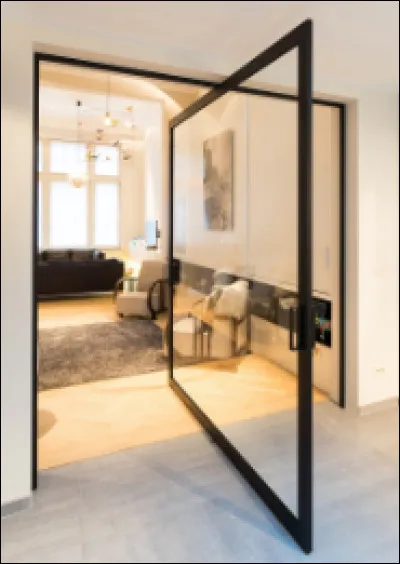 Quelle est cette porte à ouverture verticale sur pivot qui permet un passage important ?