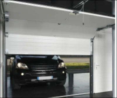 Quelle est cette porte composée de panneaux articulés entre eux ?