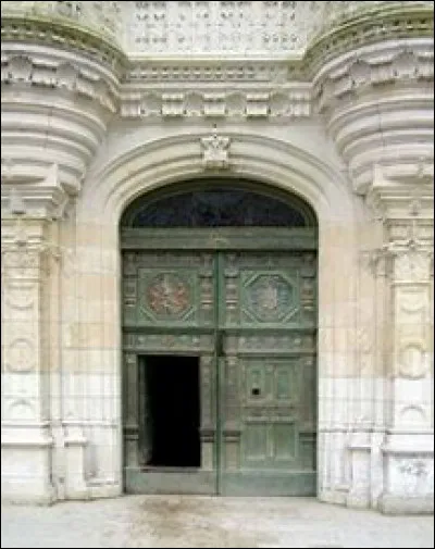 Quelle est cette porte implantée dans le vantail d'une grande porte pour donner accès aux piétons ?