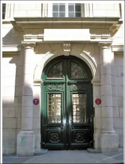 Quelle est cette grande porte de façade par laquelle les véhicules peuvent passer ?