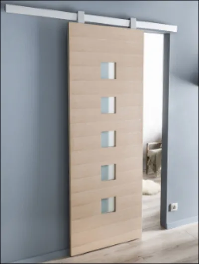 Quelle est cette porte composée d'un vantail qui se déplace le long d'un rail ?