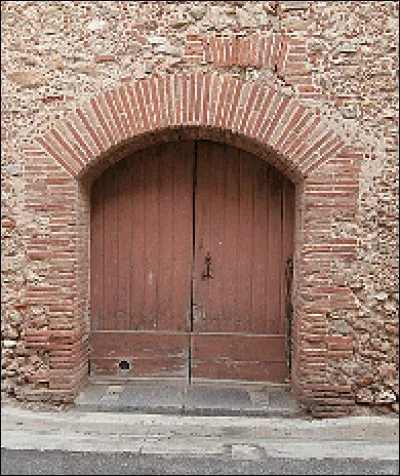 Quelle est cette porte dite intermédiaire, ni petite, ni grande qui ne permet pas le passage d'un véhicule ?