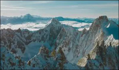 Qui a chanté "Elle descend de la montagne" ?