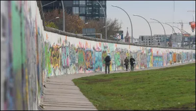 Le mur de Berlin sépare l'Allemagne du Nord de l'Allemagne du Sud.