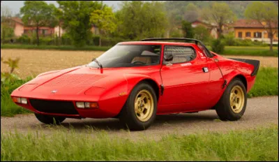 Légende italienne des rallyes, cette automobile est pour moi, l'une des quatre voitures qui ont construit la renommée sportive de son constructeur. Quel est le nom de cette voiture ?