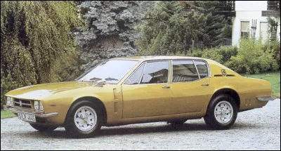 Continuons avec cette élégante berline produite dans les années 60-70. Son nom a vite été échangé pour porter le nom d'un artiste grec qui a participé à la construction de l'une des sept merveilles du monde antique. Je vous demande de me trouver le nom de ce modèle avec son nom initial.