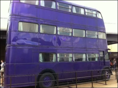 Harry Potter et le Prisonnier d'Azkaban : Comment s'appelle le bus que prend Harry pour aller au Chaudron Baveur ?